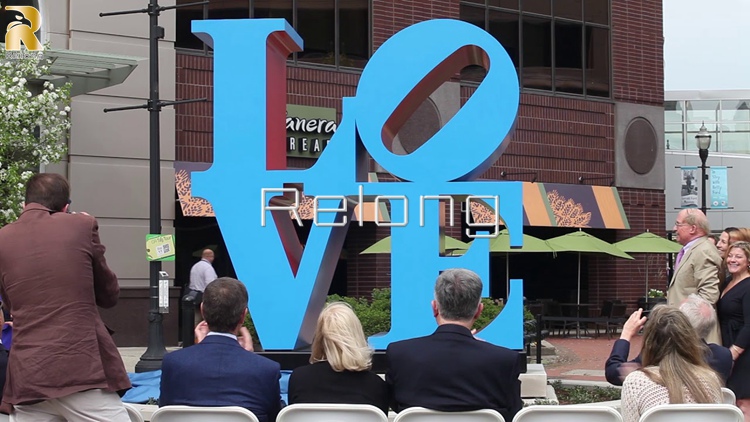 Robert Indiana love statue -1