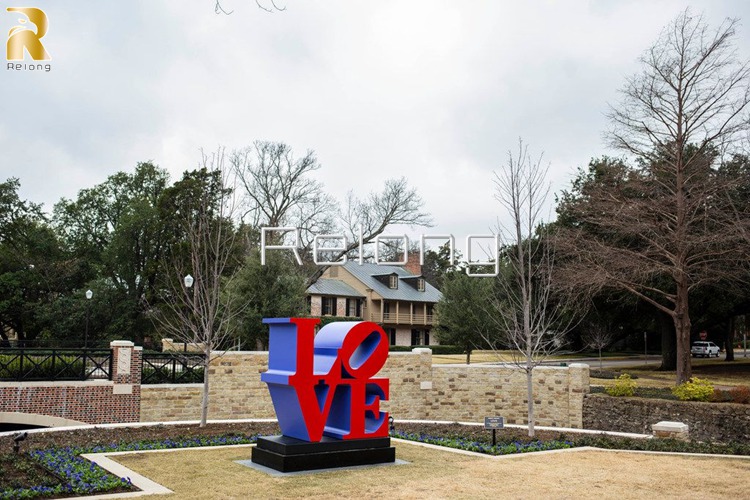 Robert Indiana love statue -2