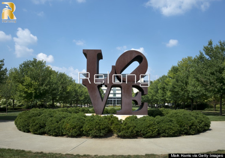 Robert Indiana love statue