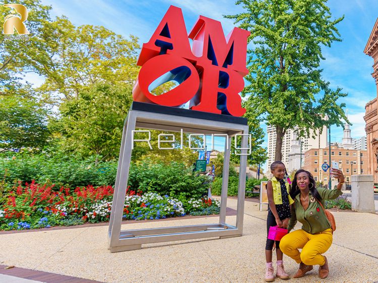 creative AMOR Statue