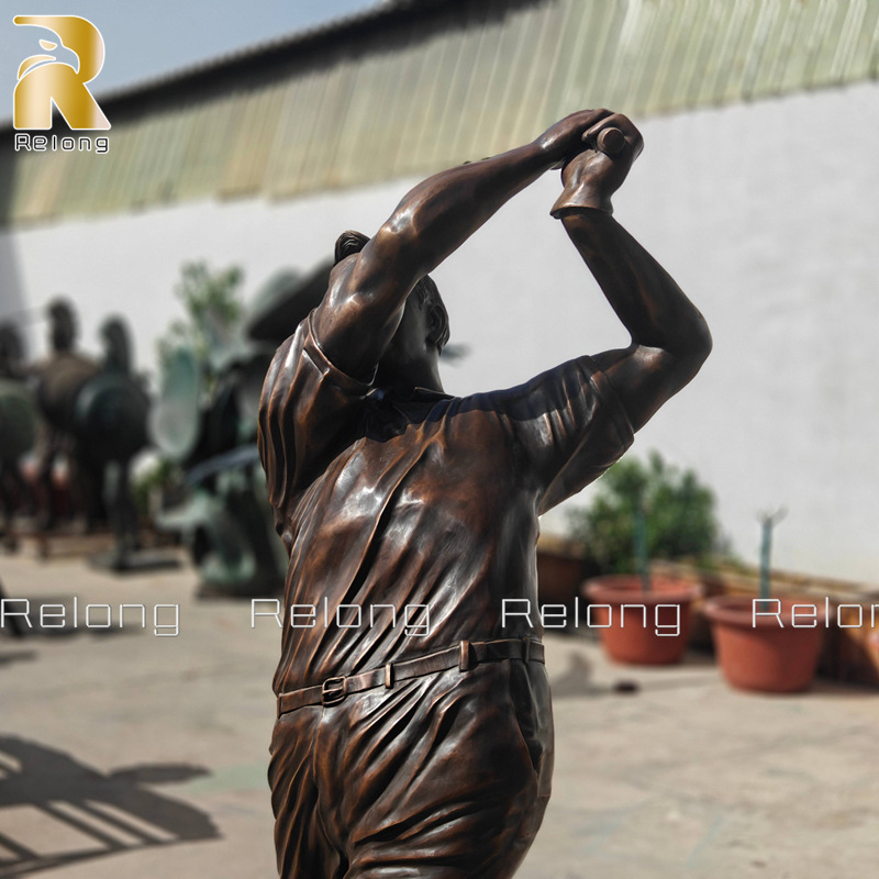 bronze golfer statue detailes