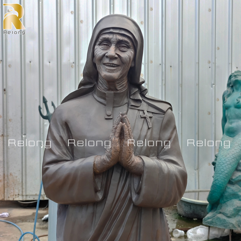 Mother Teresa sculpture facial details