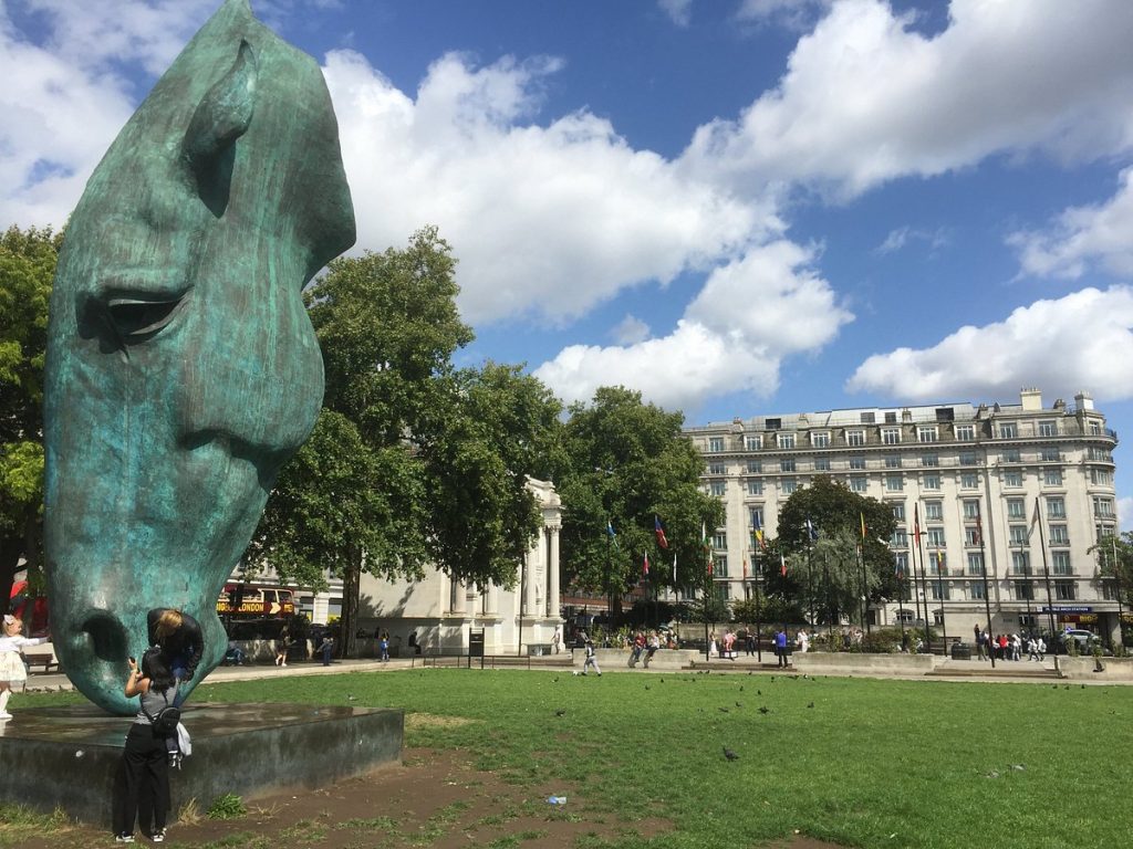 bronze horse head sculpture for lawn decor