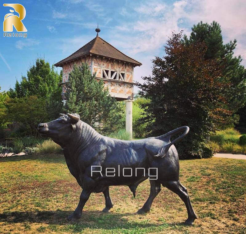 Running-bull-garden-statue