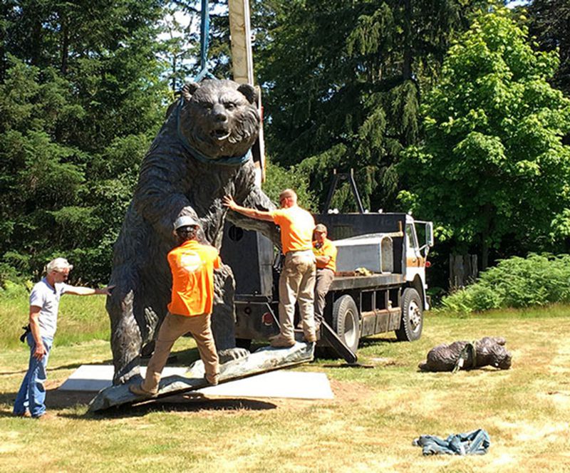 grizzlie bear sculpture