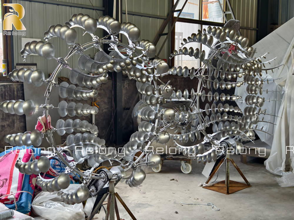 delicate kinetic wind details