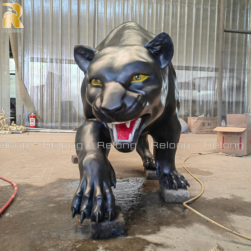 leopard sculpture details