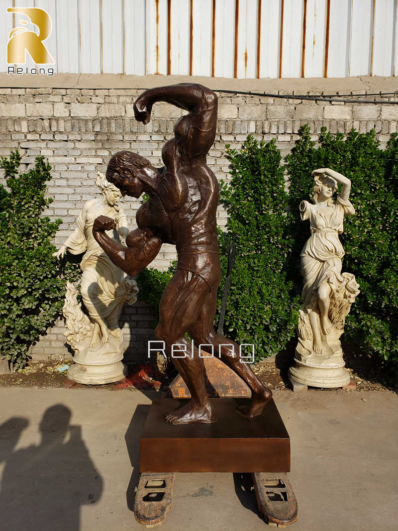 Schwarzenegger statue