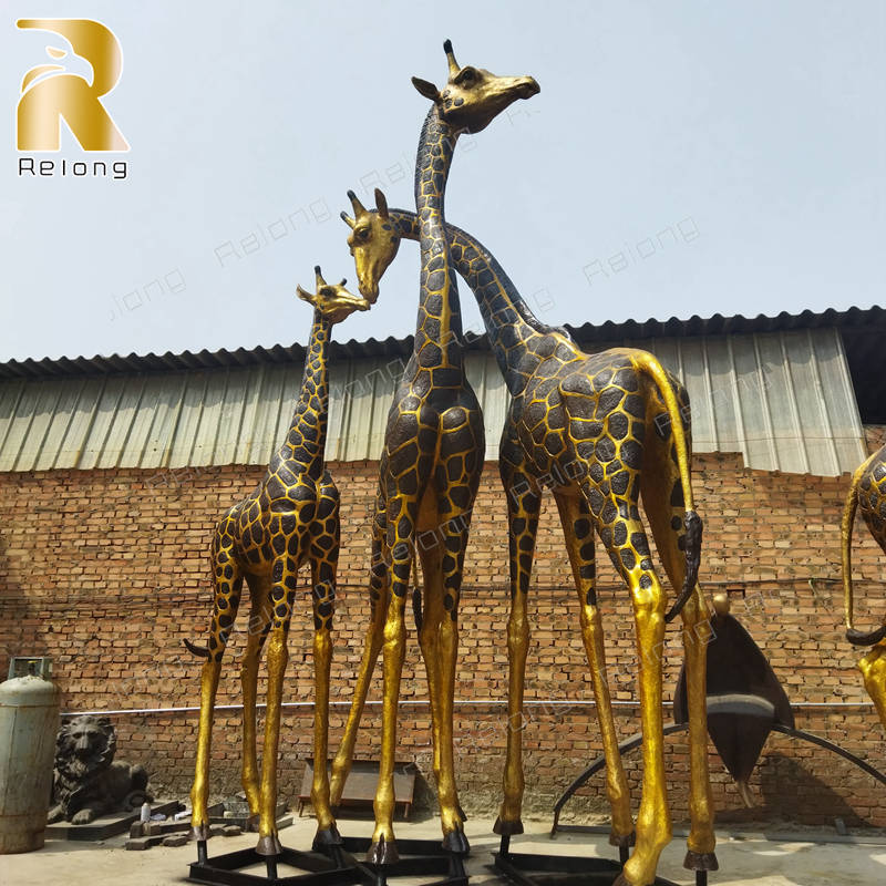 finished brone giraffe statue (1)