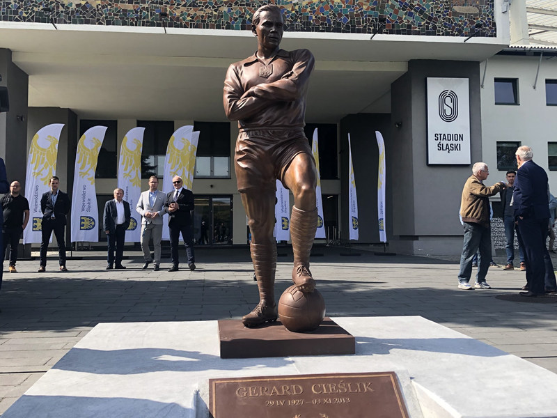 custom bronze football player statue feedback (2)