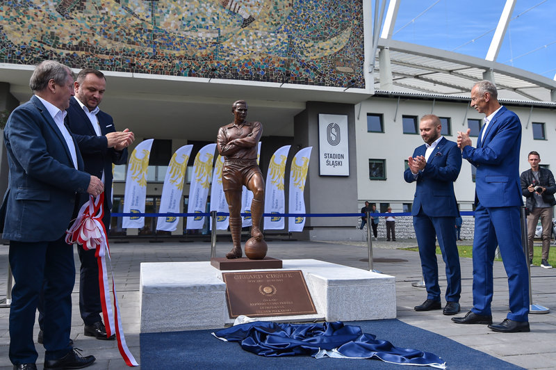 custom bronze football player statue feedback (3)