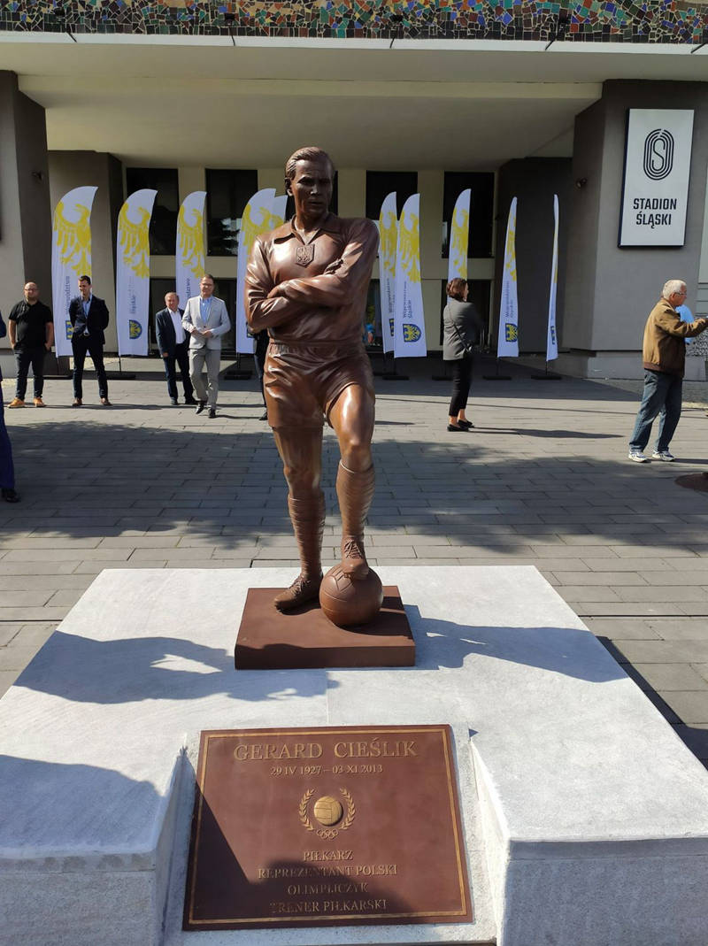 custom bronze football player statue feedback (4)