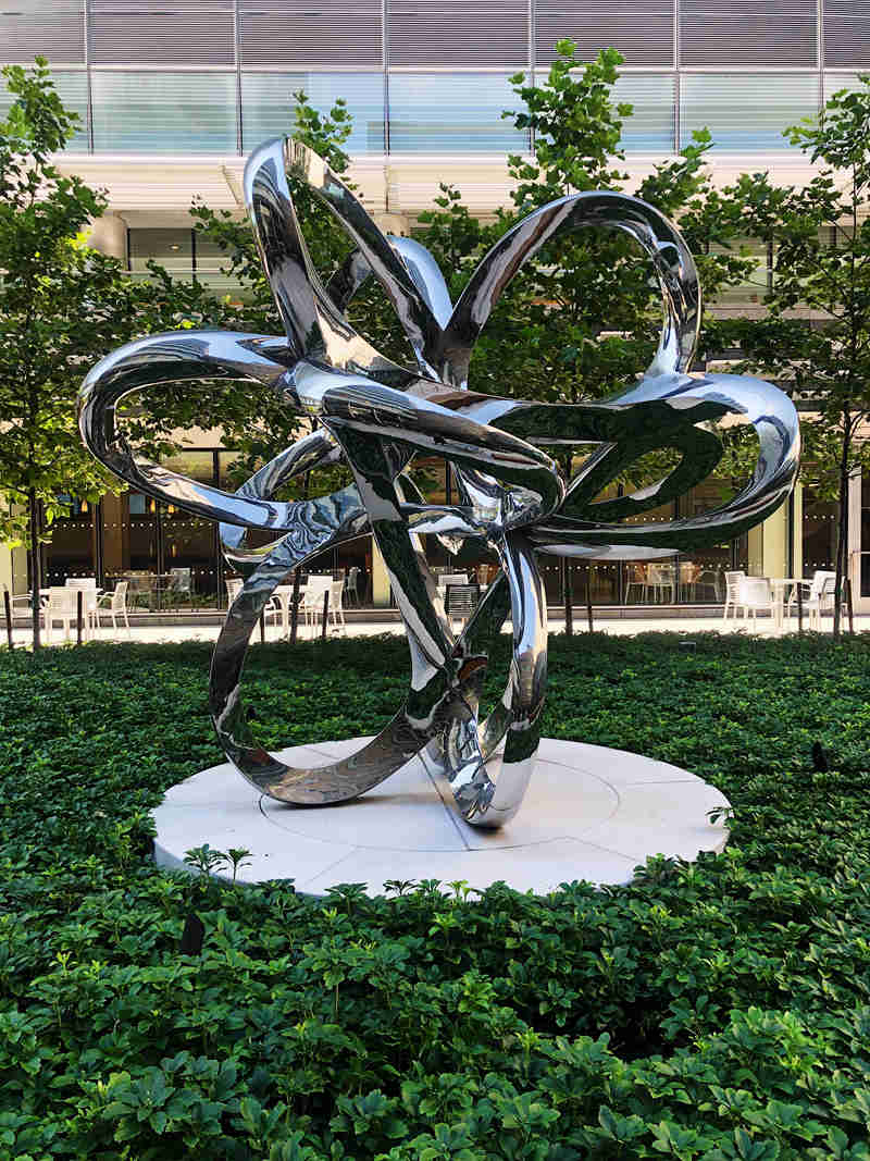 statue in stainless steel (3)