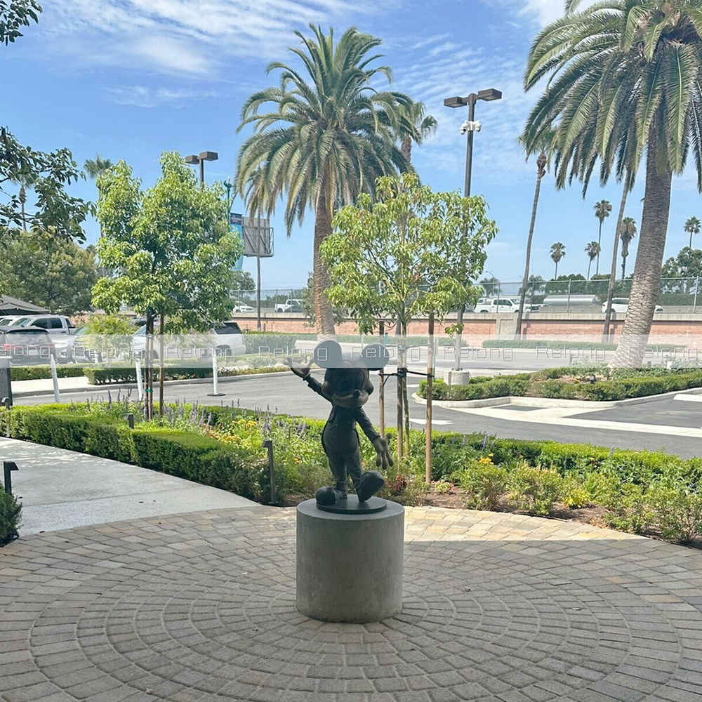 Mickey Mouse Sculpture Feedback from American Hotel Customer