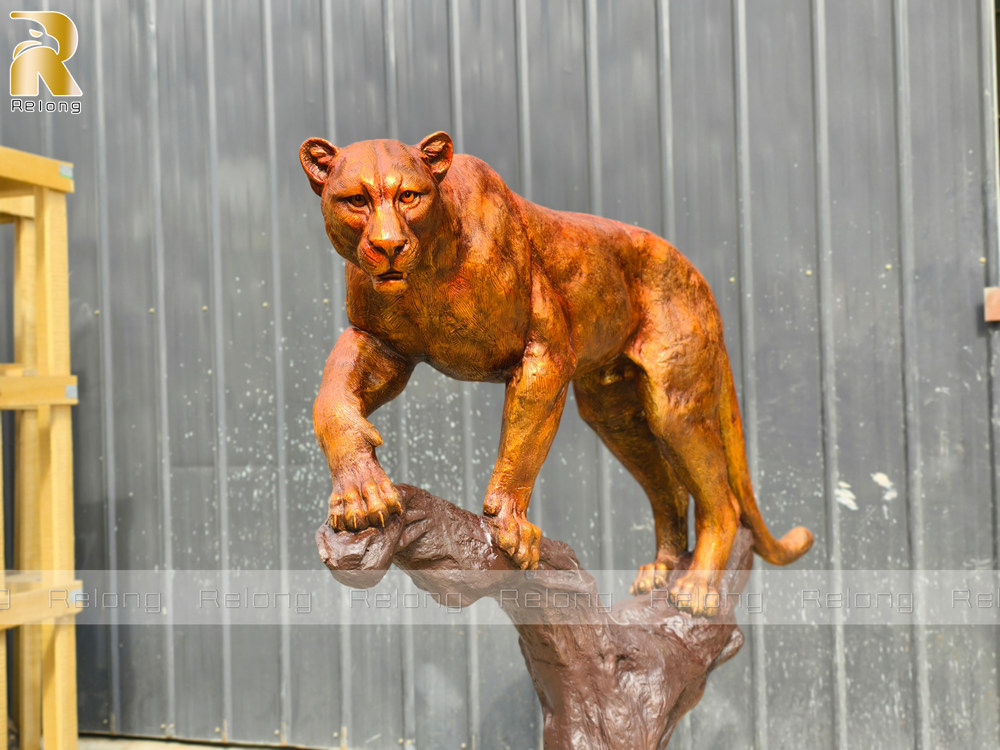 cougar statue details