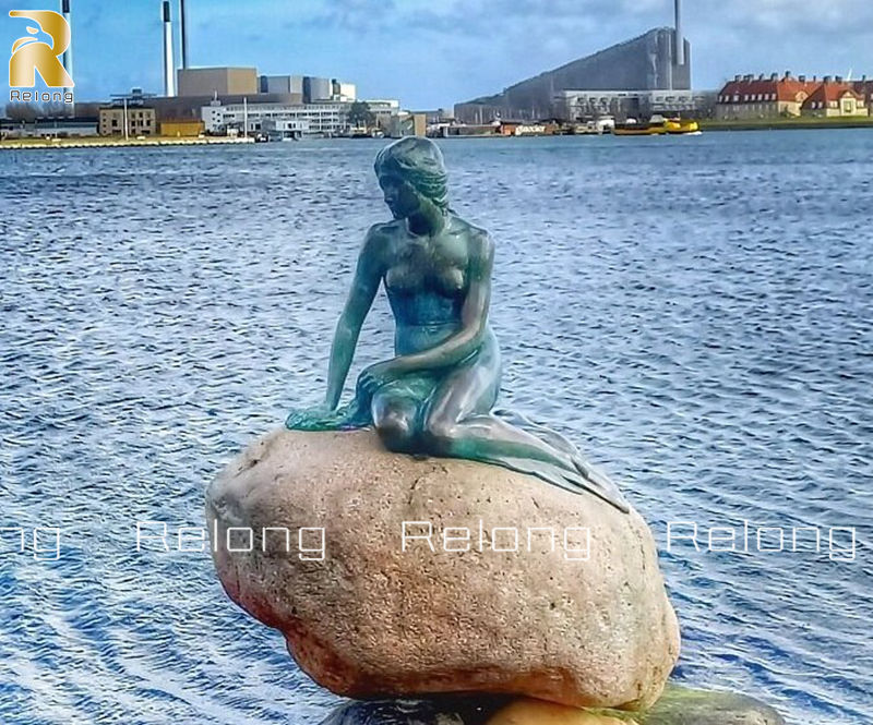 famous mermaid staue