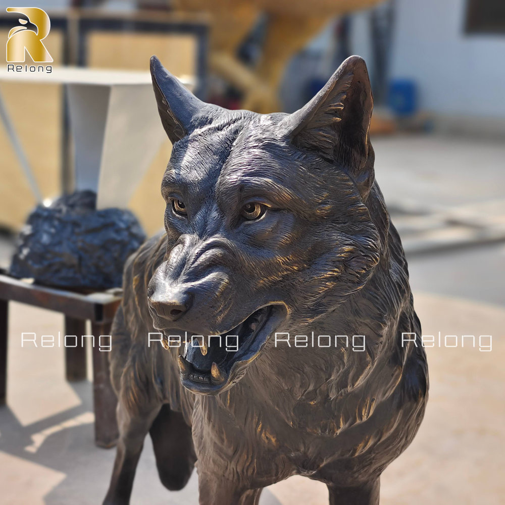 wolf statue facial details