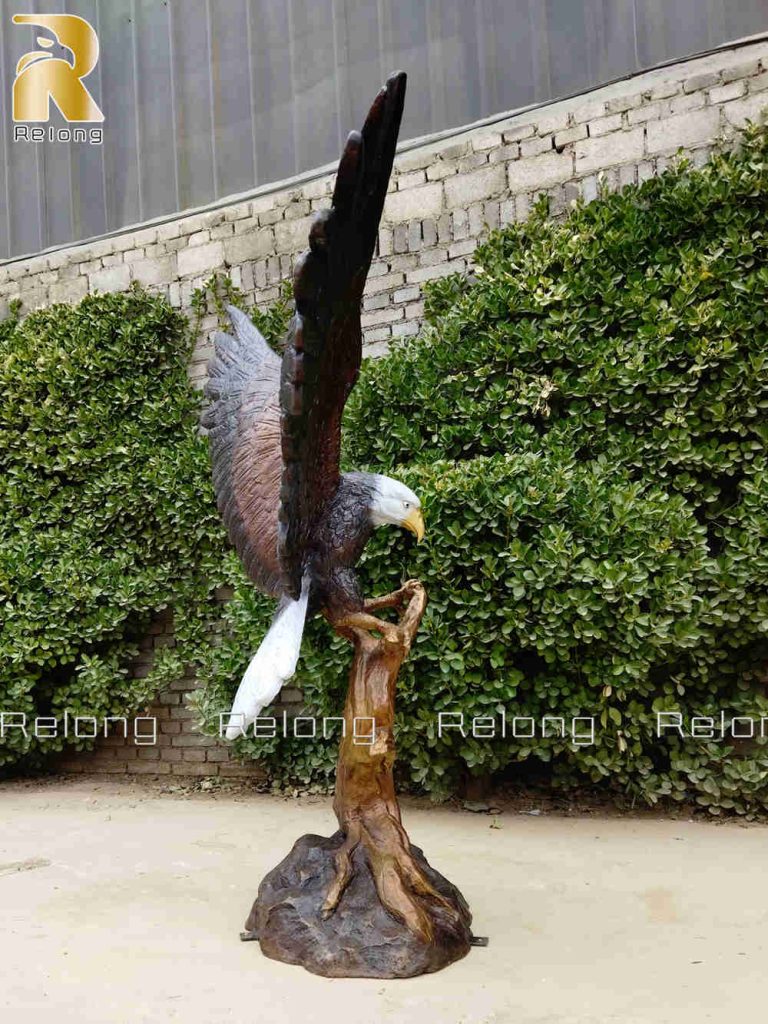 side details of the eagle statue