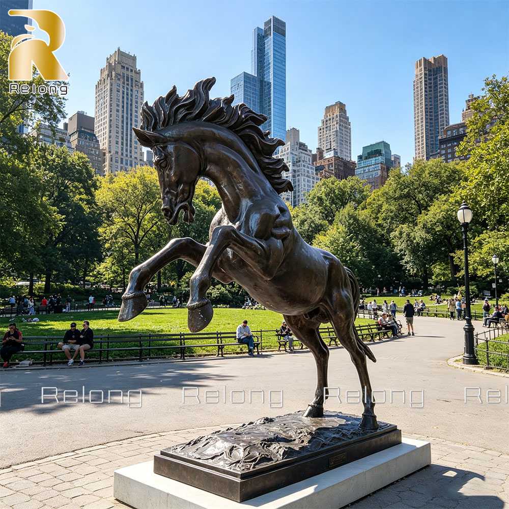 Lifelike galloping horese sculpture