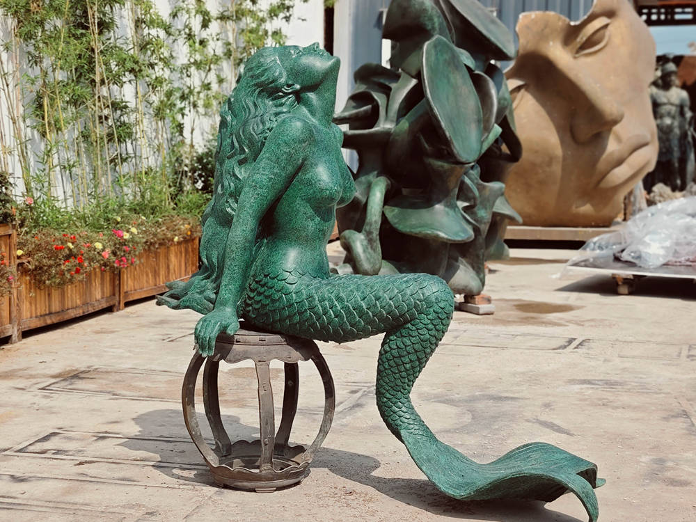 hand cast mermaid statue details