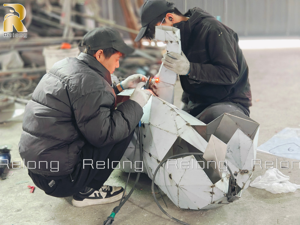 professional welding during the creation of lion sculpture
