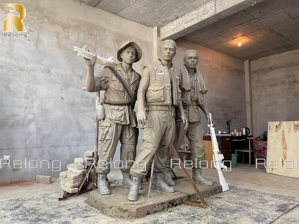 three soldiers statue clay model (1)