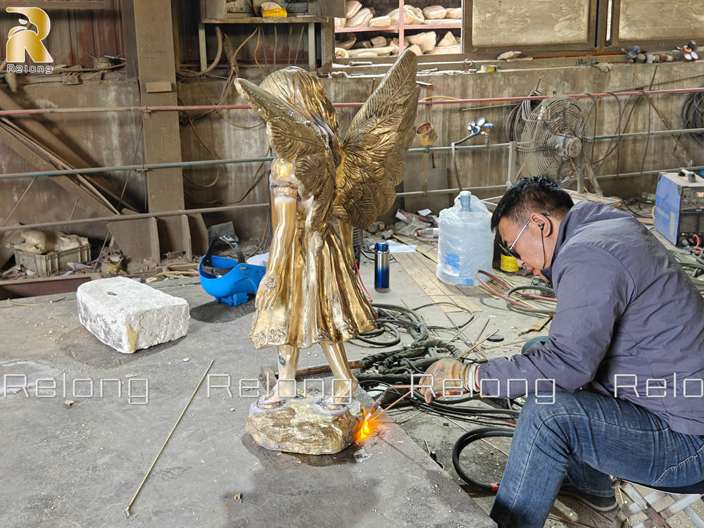 Relong artist is adjusting the little girl angel