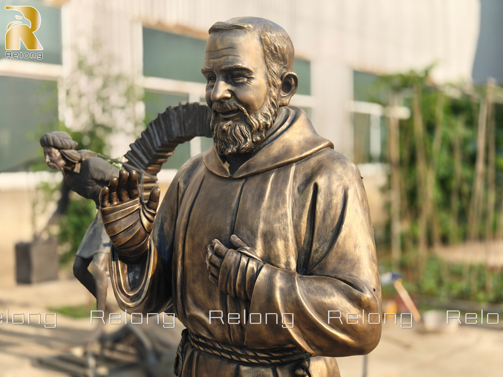 bronze Padre Pio Statue close up facial details (1)